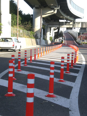 >東京都府中市押立　車線分離用